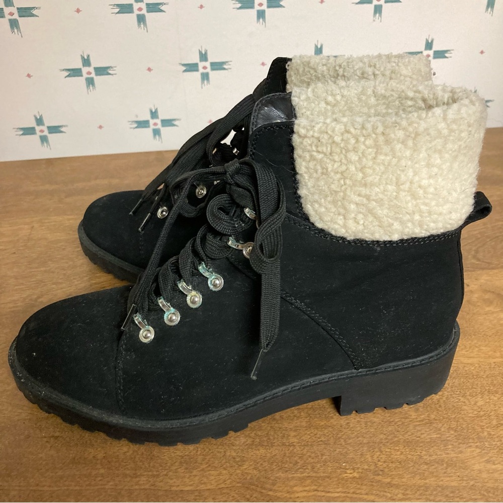 🌿 Forever 21 Black Ankle Booties with Cream Sherpa Cuff - size 8